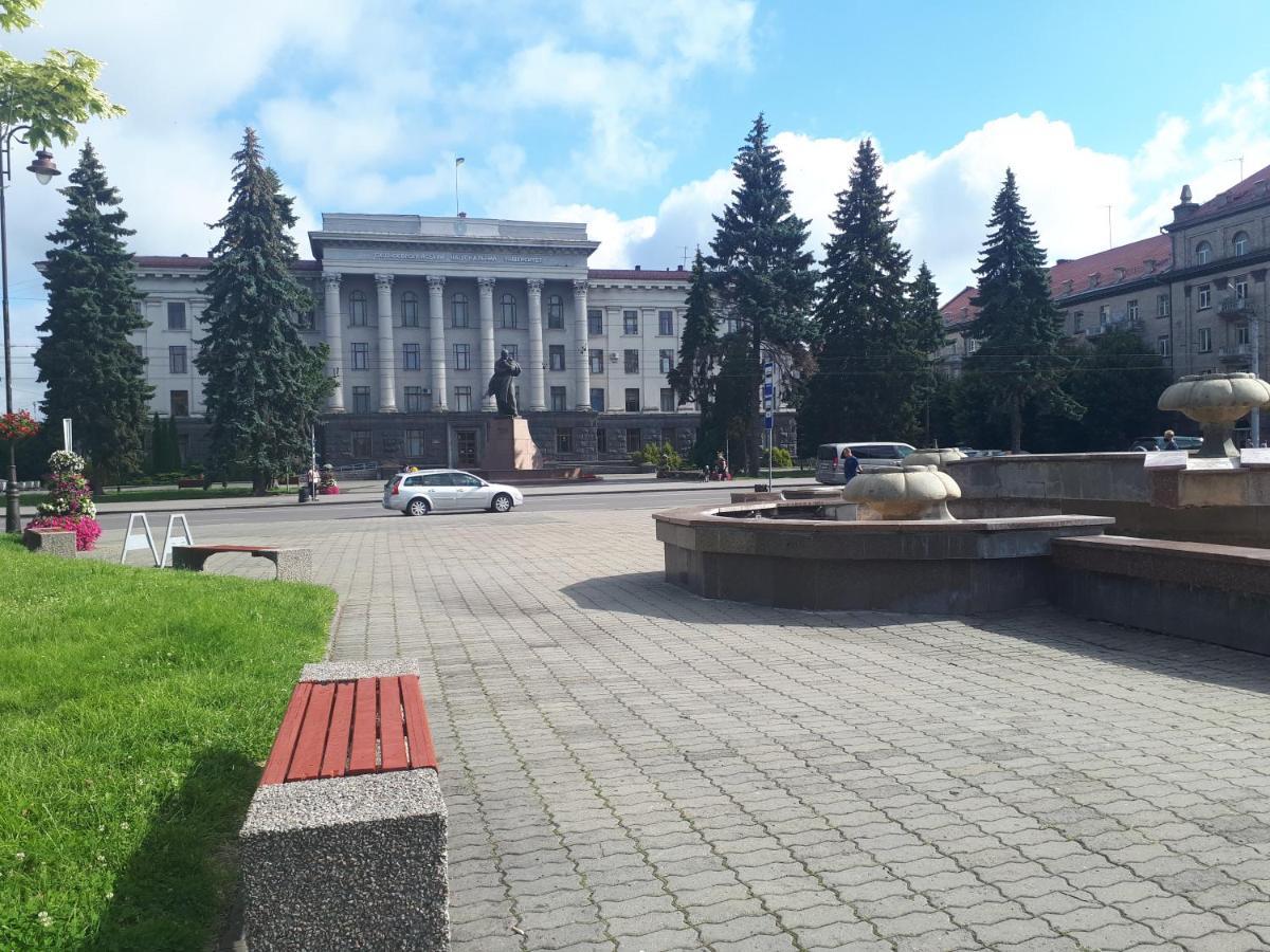 Двокімнатні Апартаменти У Центрі Lutsʼk Exterior foto